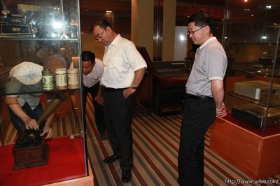 中國(guó)五金制品協(xié)會(huì)張東立理事長(zhǎng)與國(guó)家日用五金技術(shù)開(kāi)發(fā)中心楊主任蒞臨陽(yáng)江十八子集團(tuán)考察調(diào)研