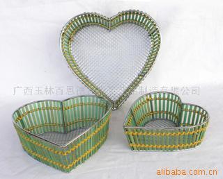 鐵線制品;藤籃;竹籃;編織品;酒架;刀叉籃;多層儲物架;儲物籃;水草籃;面包籃;洗衣籃;儲物架;_家用竹、木制品 家用竹、木制品 _中國 廣西 玉林市 85 MIN ZHU ROAD, SOUTH,GUANGXI,CHINA_廣西玉林百恩德日用工藝品制造_
